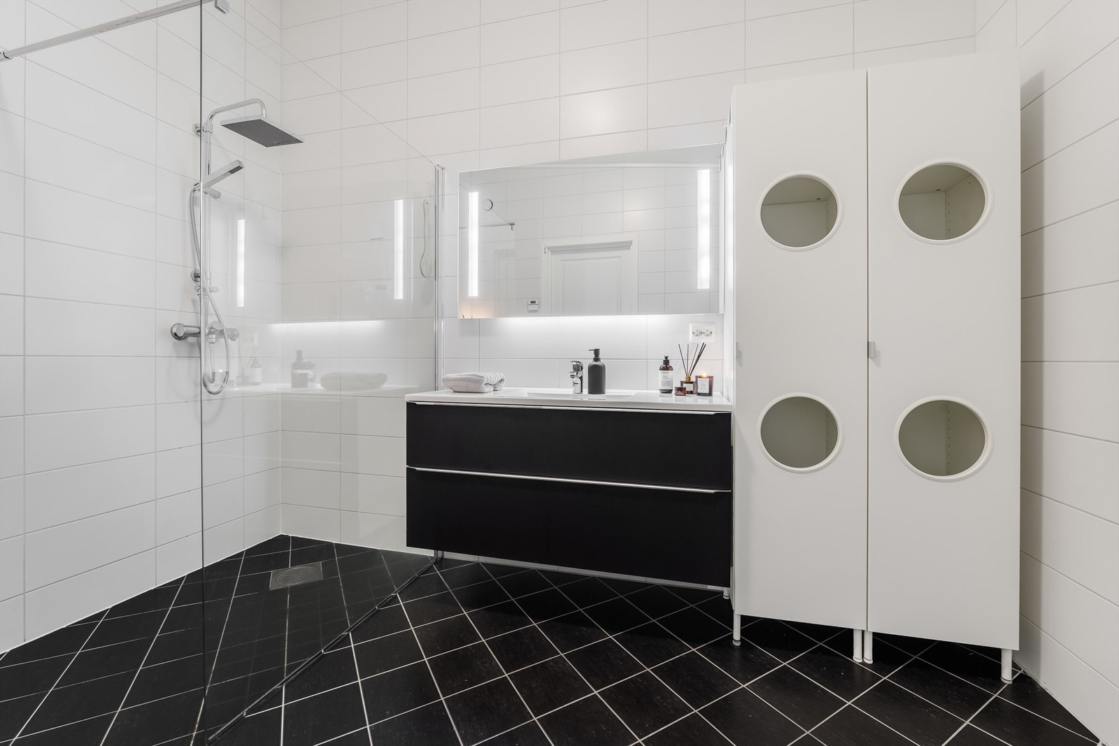 Stort og fint bad/vaskerom. Galleribilde