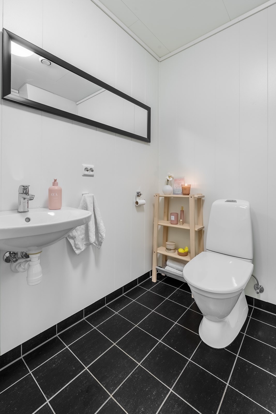 Toalett/teknisk rom i hovedetasjen. Galleribilde