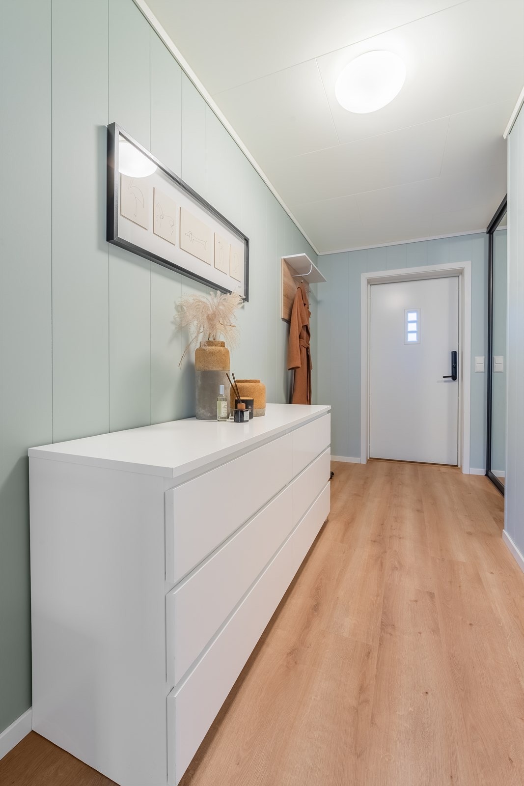 Entre med stor skyvedørsgarderobe. Galleribilde