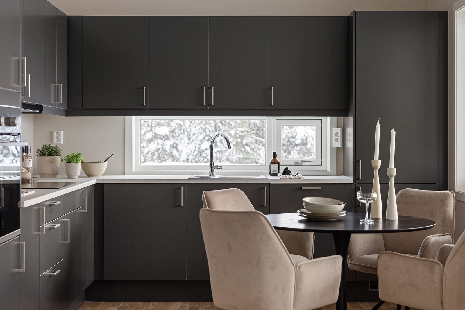 Her får du et kjøkken som kombinerer eleganse og funksjon - perfekt for både hverdag og gjester. Galleribilde