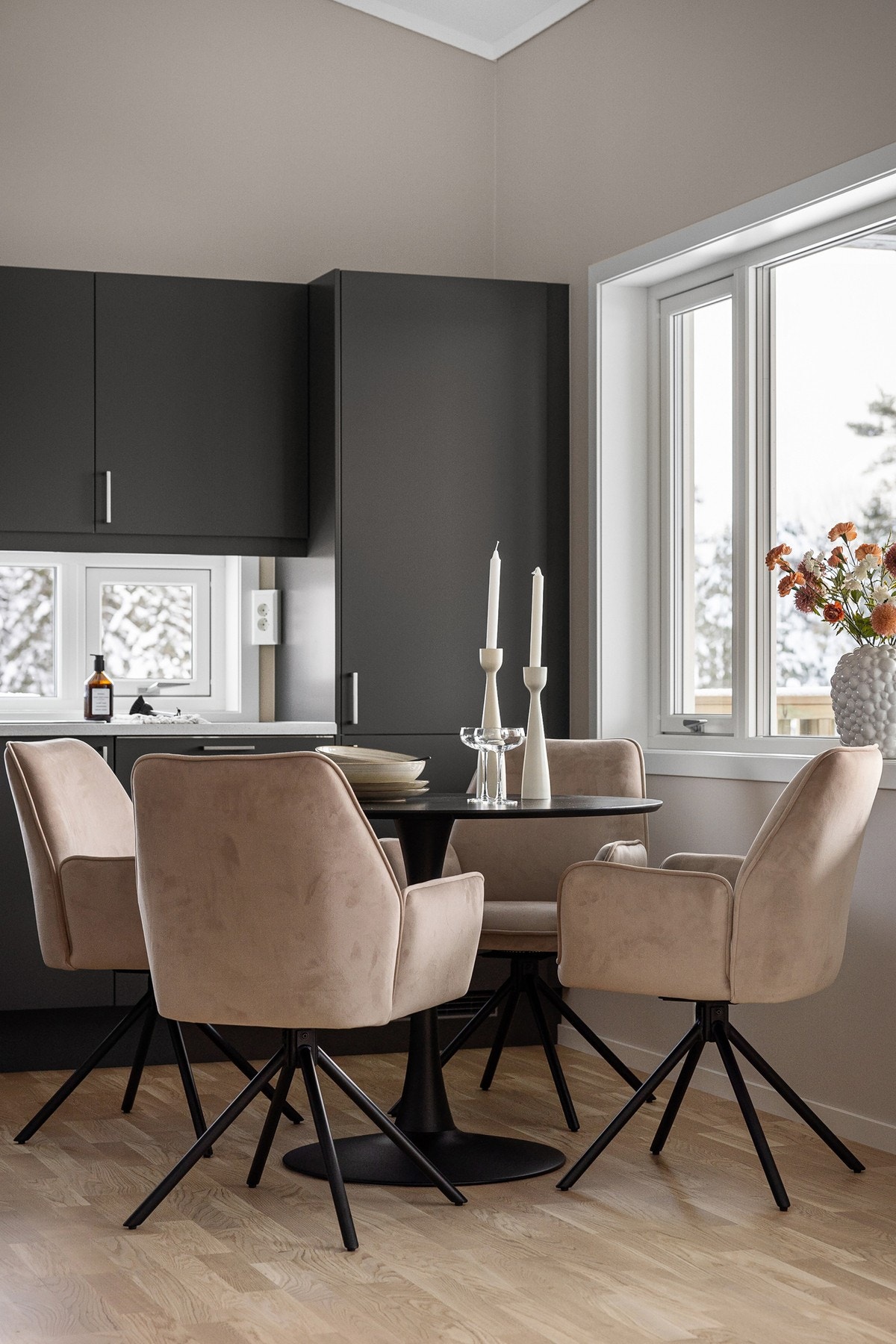 Lyst og harmonisk spiseplass ved vinduet - ideell for rolige frokoster og hyggelige middager. Galleribilde