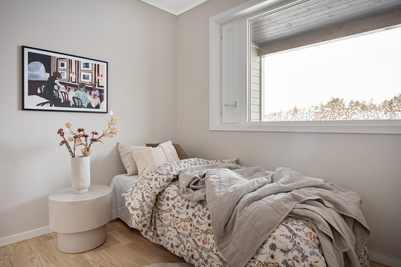 Lyst og trivelig soverom med store vinduer og rolig atmosfære - perfekt som barnerom, kontor eller gjesterom. Galleribilde