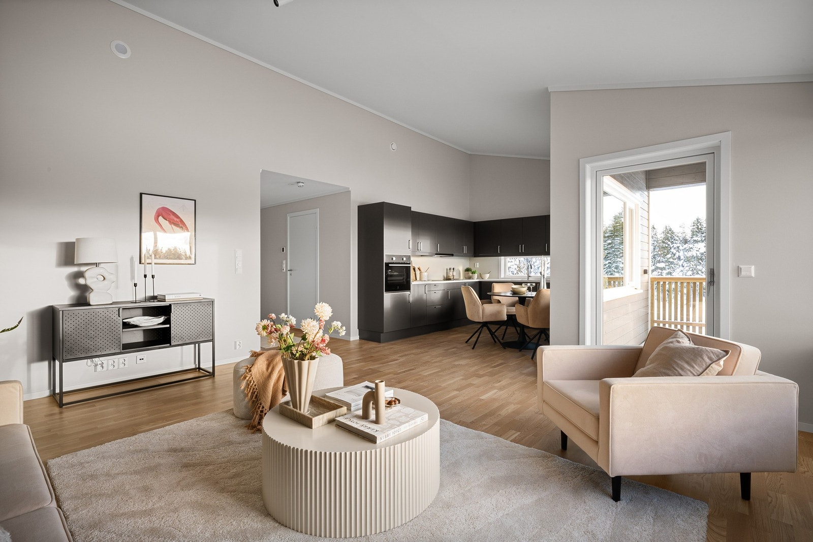 Stilrent og gjennomført - her flyter stue, kjøkken og uteplass sømløst sammen. Galleribilde