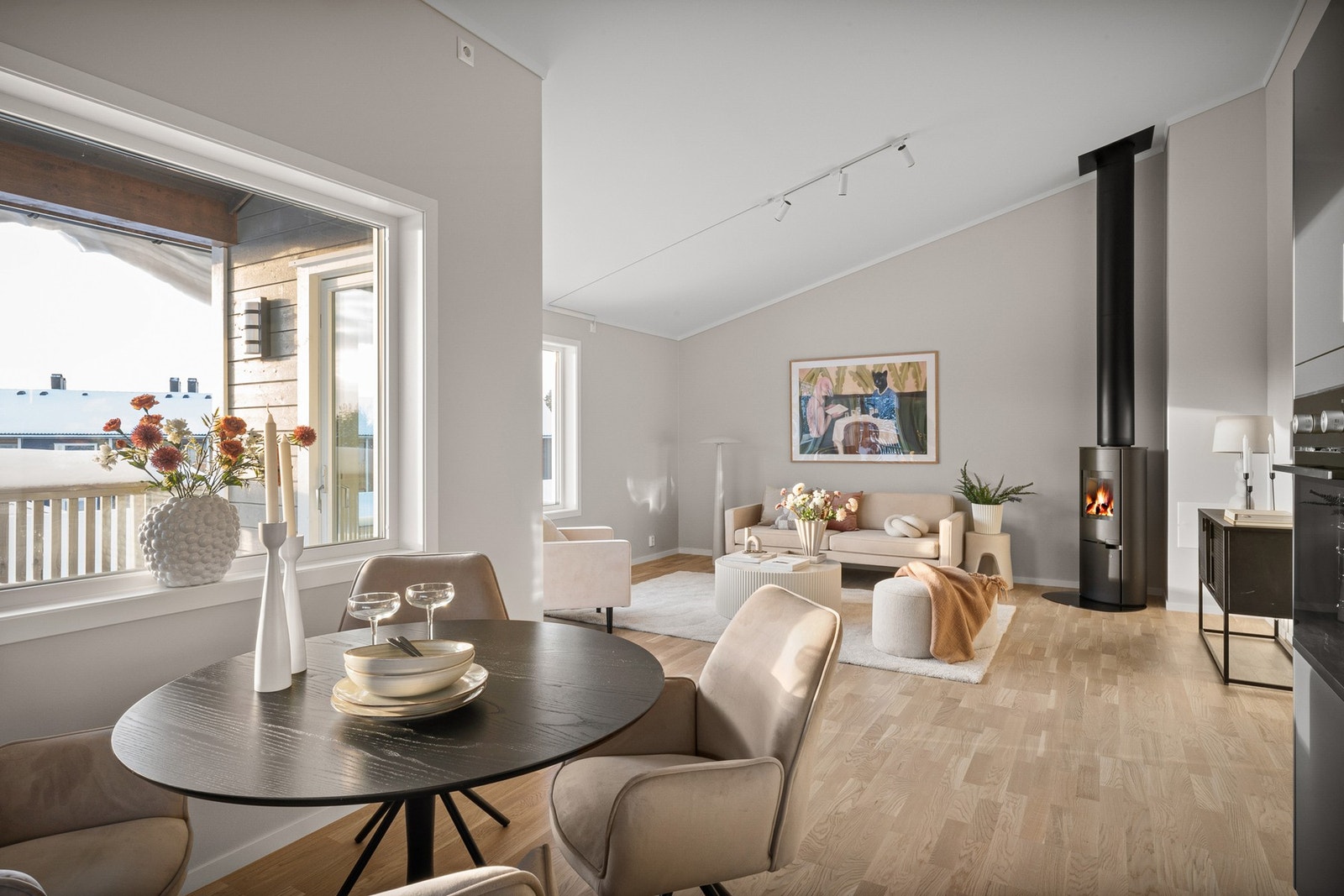 Fra spiseplass på kjøkken mot stuen. Galleribilde