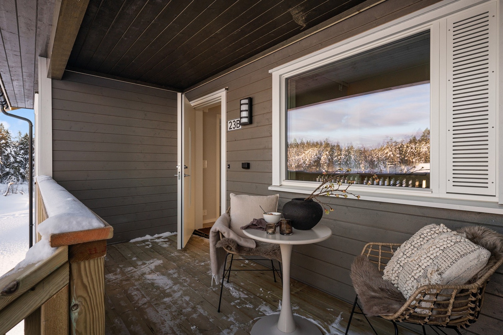 Lun og overbygd uteplass - her kan du nyte morgenkaffen i fred og ro, selv på kjølige dager. Galleribilde