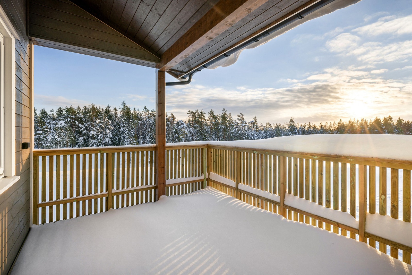 Stor balkong med takoverbygg og fri utsikt mot naturen - perfekt for rolige stunder ute, året rundt. Galleribilde
