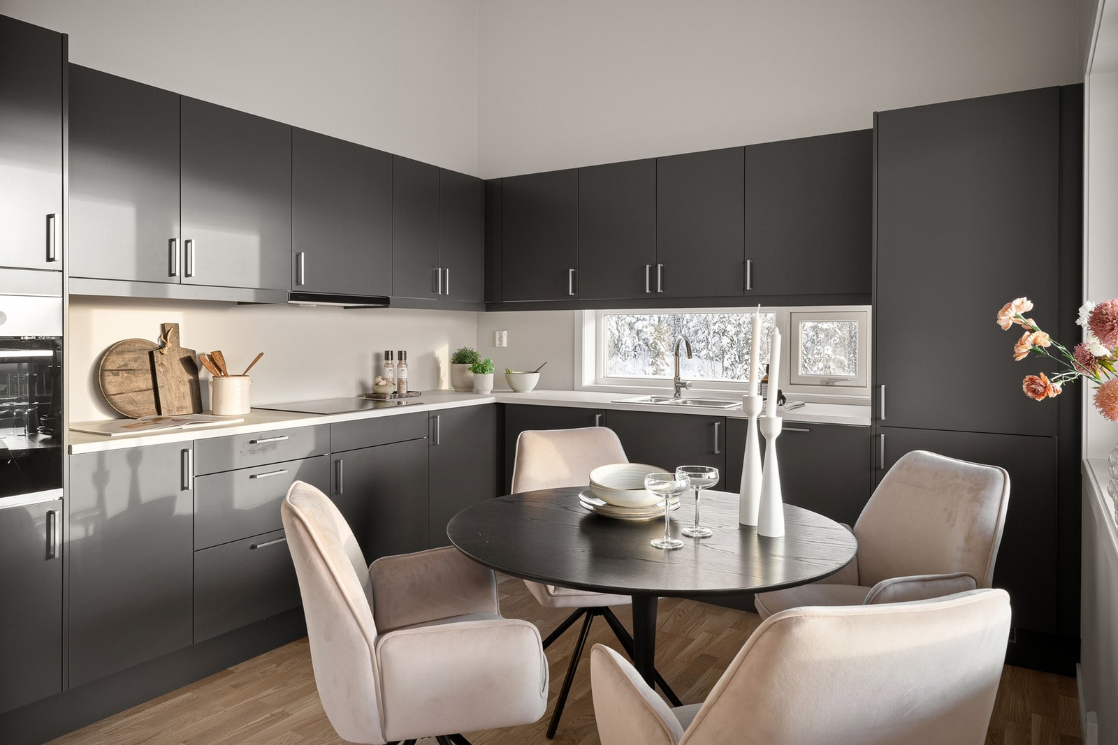 Mørk, delikat innredning fra Sigdal med integrerte hvitevarer. Galleribilde