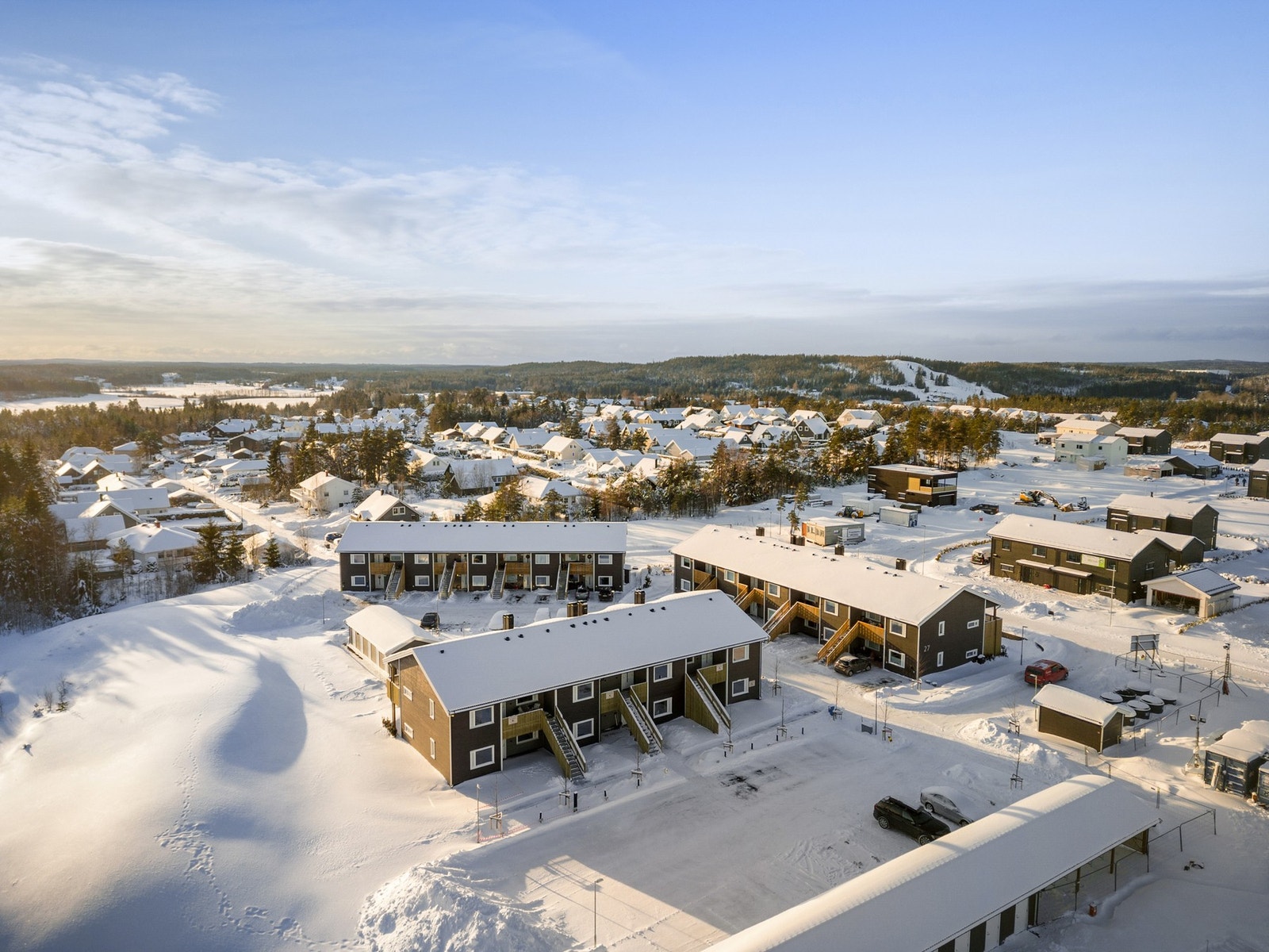 Flott beliggenhet i naturskjønne omgivelser på Folkestadtoppen - med kort vei til skoler, butikker og flotte turområder. Galleribilde
