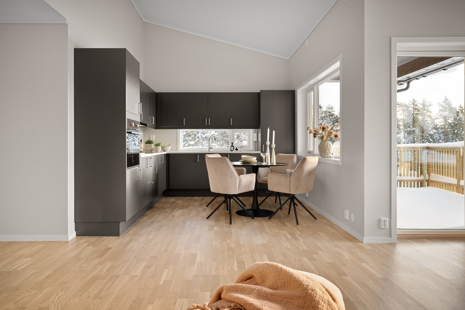 Delikat kjøkken med tidløst design, god arbeidsplass og spiseplass ved vinduet - her nyter du måltidene med utsikt mot naturen. Galleribilde