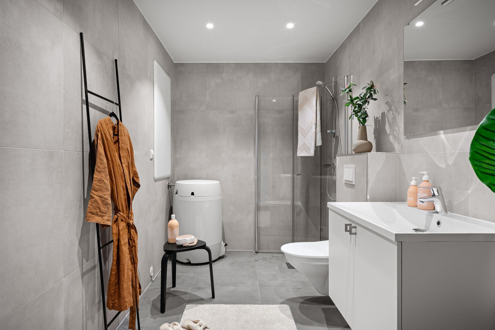 Stilrent baderom med delikate fliser, moderne innredning og god plass - her får du hotellfølelsen hjemme. Galleribilde