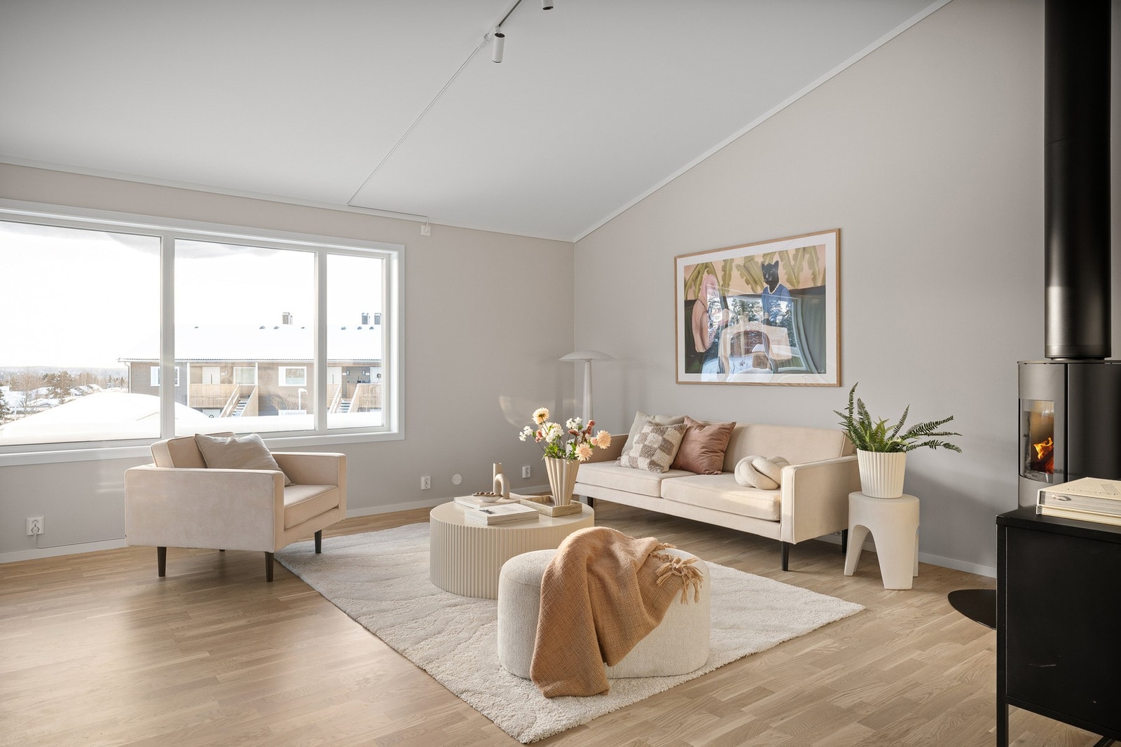 Stuen har god plass til flere sittegrupper. Galleribilde