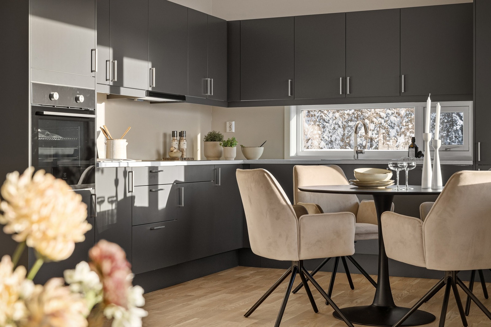 Stilrent kjøkken i moderne design - med god benkeplass, integrerte hvitevarer og nydelig lysinnslipp fra vinduet. Galleribilde