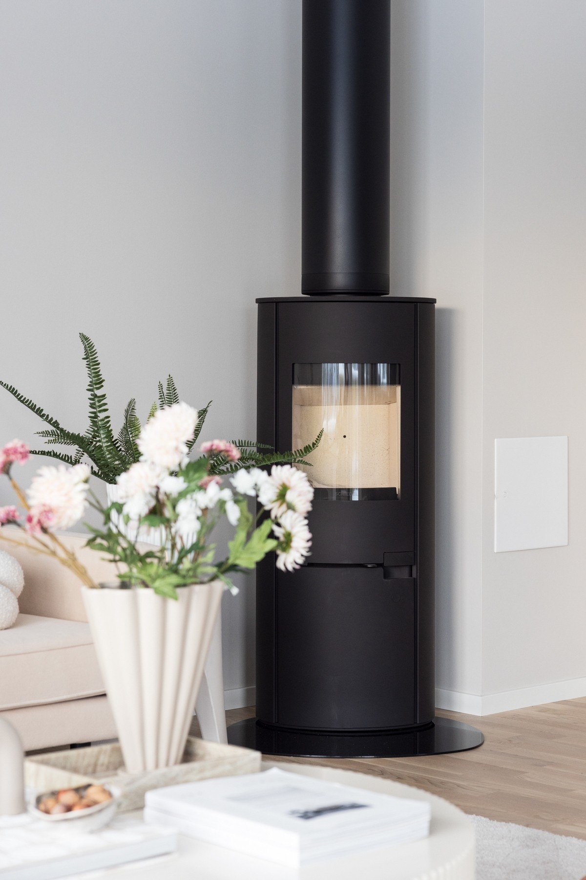 Det er montert vedovn i stuen. Galleribilde