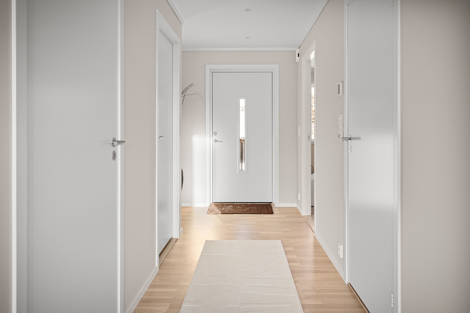 Velkommen inn! En lys og romslig gang som setter tonen for resten av hjemmet. Galleribilde