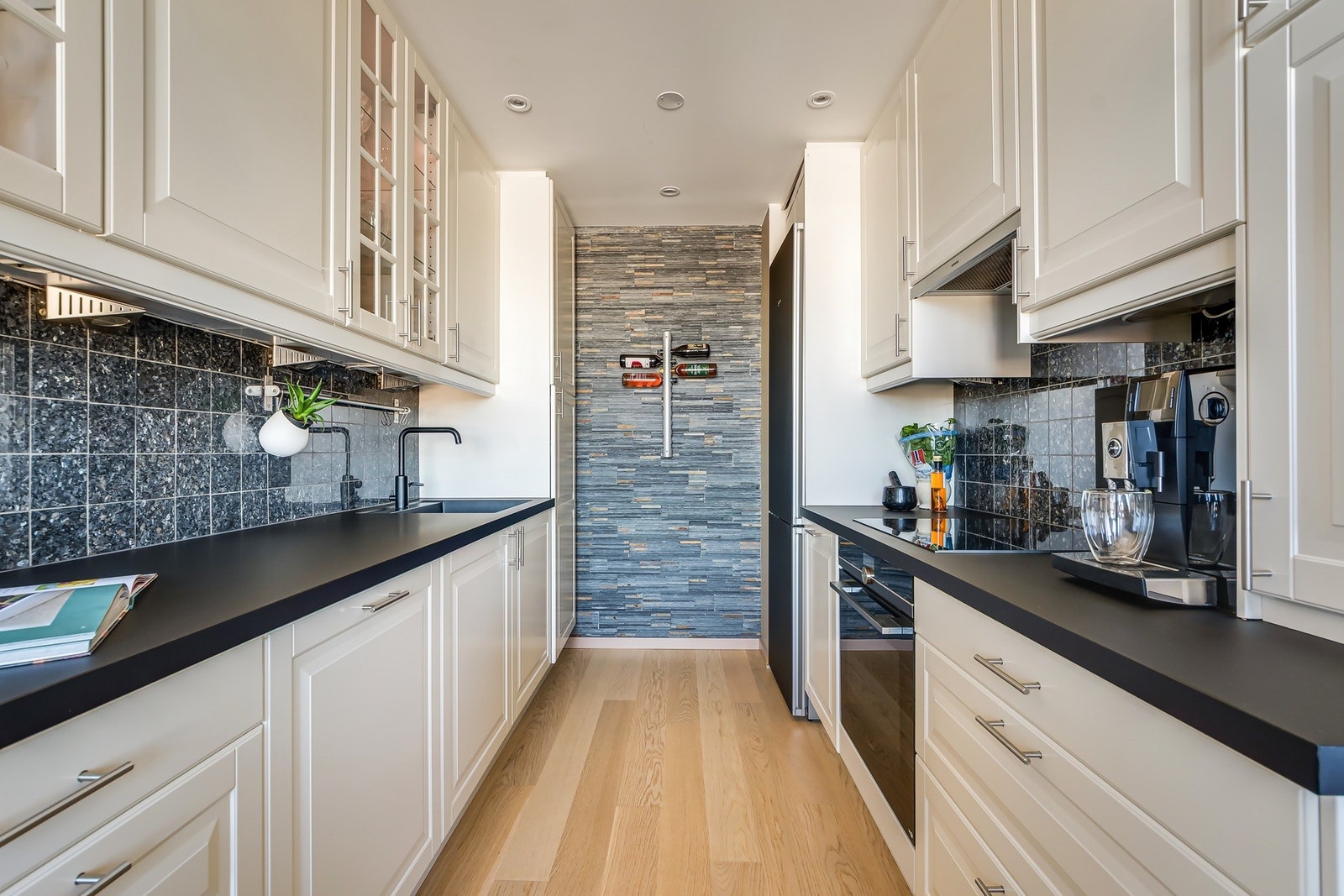 Kjøkkenet er av god størrelse og har godt med skap- og benkeplass Galleribilde