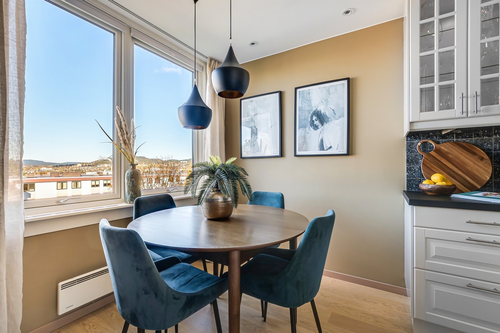 Kjøkkenet har et stort vindu som slipper inn rikelig med naturlig lys, samt god plass til et hyggelig spisebord - Perfekt for morgenkaffen Galleribilde