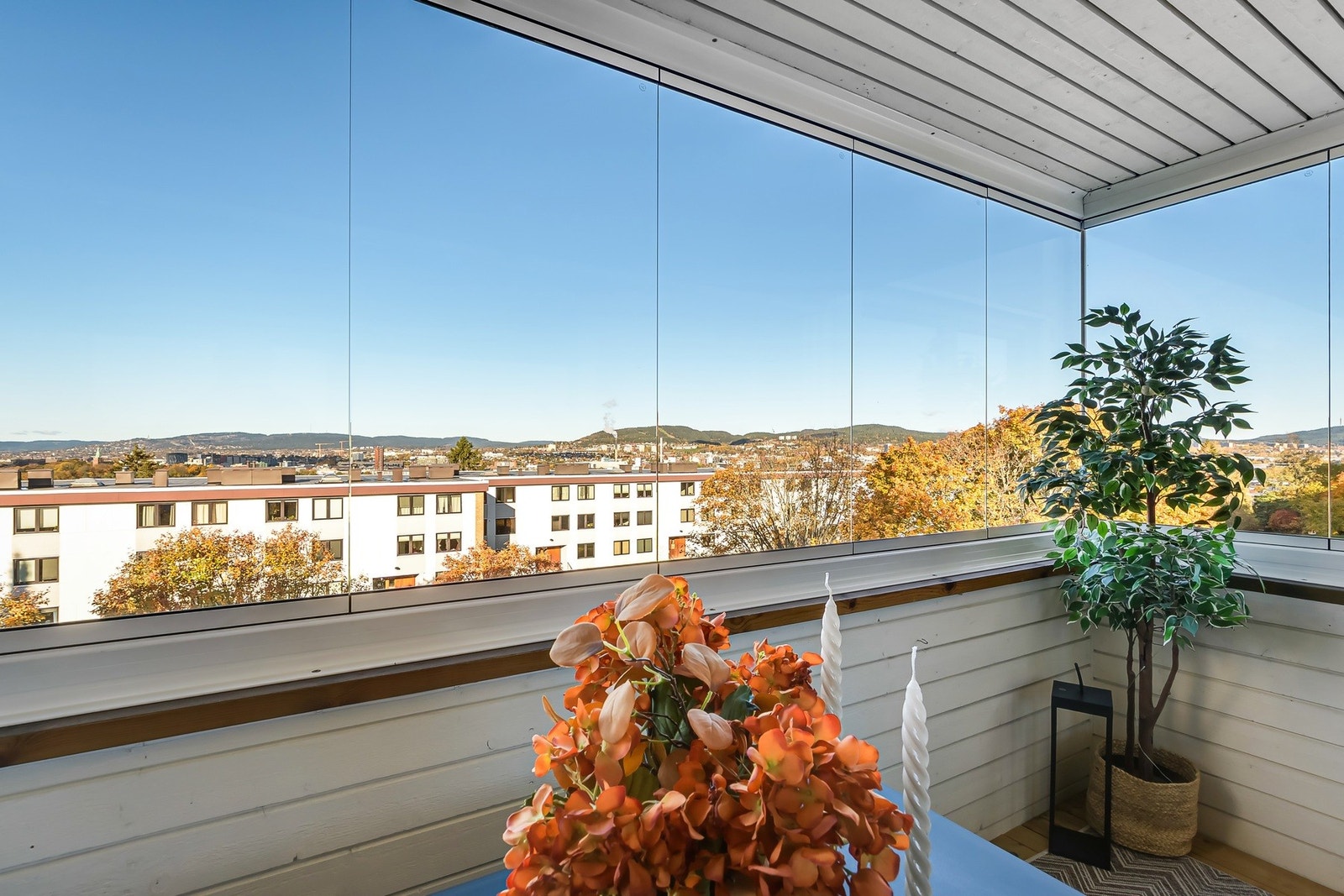 Her kan man nyte fine sommerdager og nyte nydelig sol- og utsiktsforhold Galleribilde