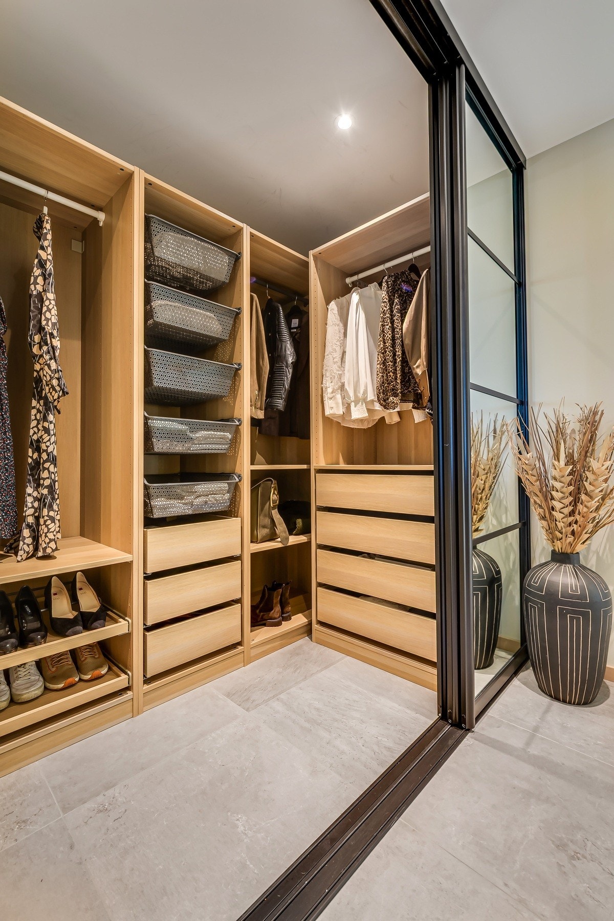 Stor og praktisk walk-in closet i gangen - Perfekt for oppbevaring av klær og sko Galleribilde