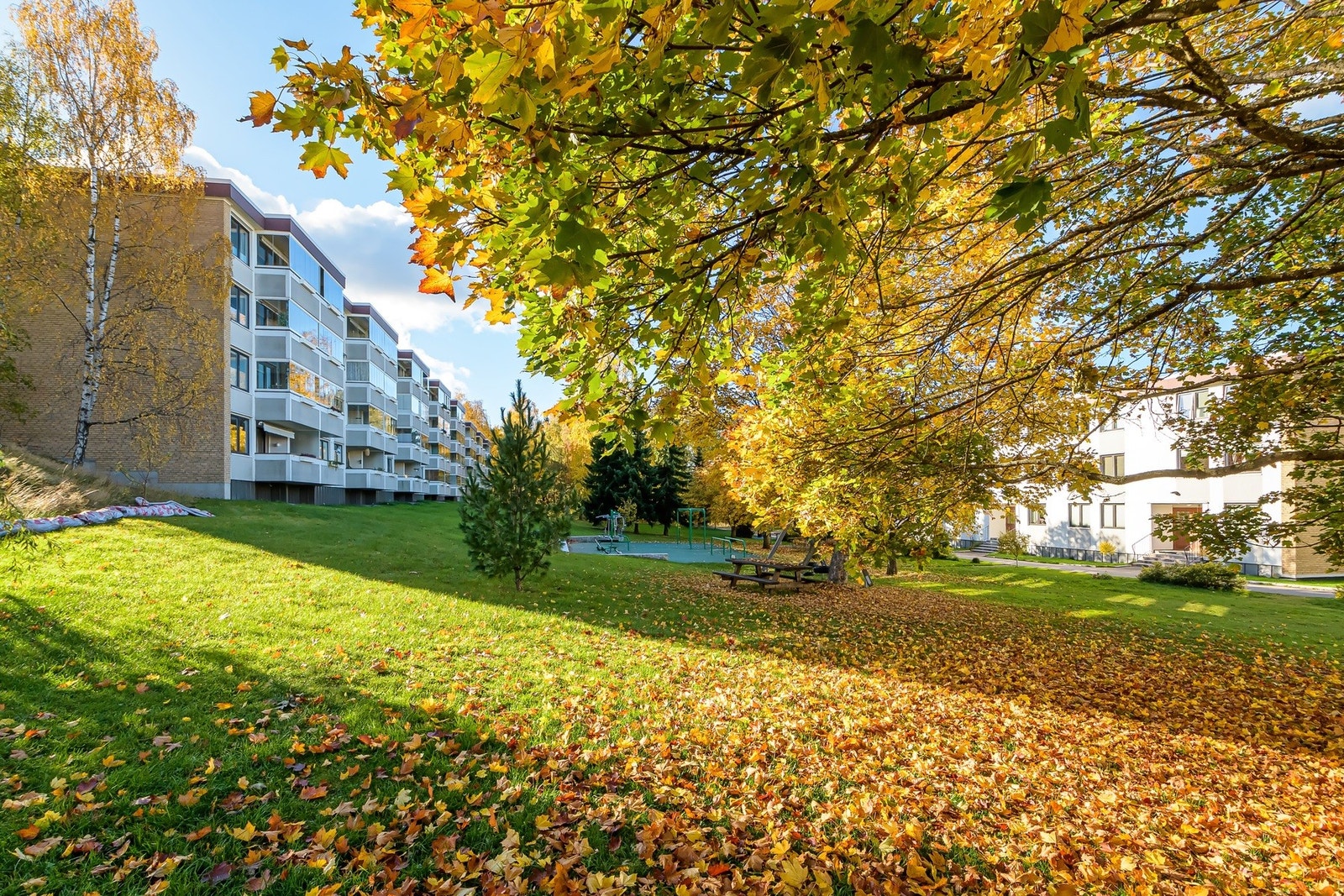 Borettslaget er pent opparbeidet med sittebenker og parkområdet Galleribilde
