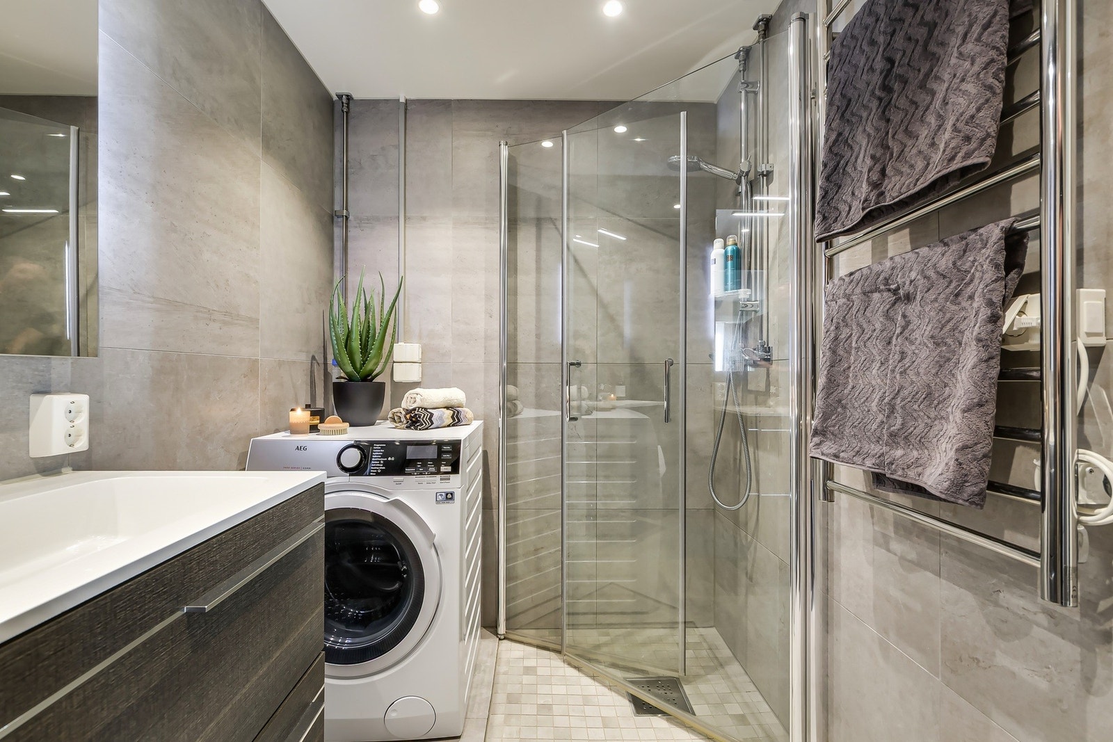 Delikat og pent flislagt bad som ble pusset opp i regi av borettslaget i 2019. Badet er oppgradert med eksklusive baderomsmøbler fra Adatto Casa og oppgraderte fliser Galleribilde