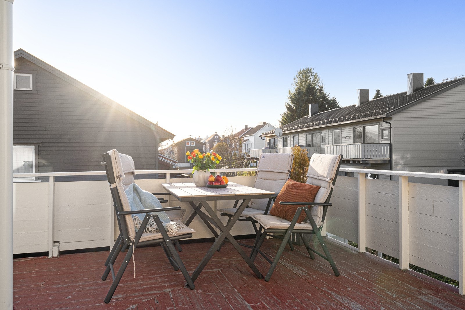 Stor veranda som strekker seg langs boligen med flere plasser egnet til møblering og fantastiske solforhold hvor det på sommerstid er sol fra 07-21! Galleribilde
