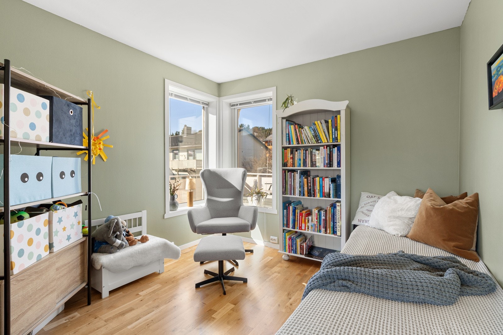 Rom i 1.Etasje brukes idag som bibliotek/lekerom, men kan enkelt gjøres til soverom ved å montere ei skyvedør. Dette kan enkelt brukes som soverom 4 om ønskelig. Galleribilde