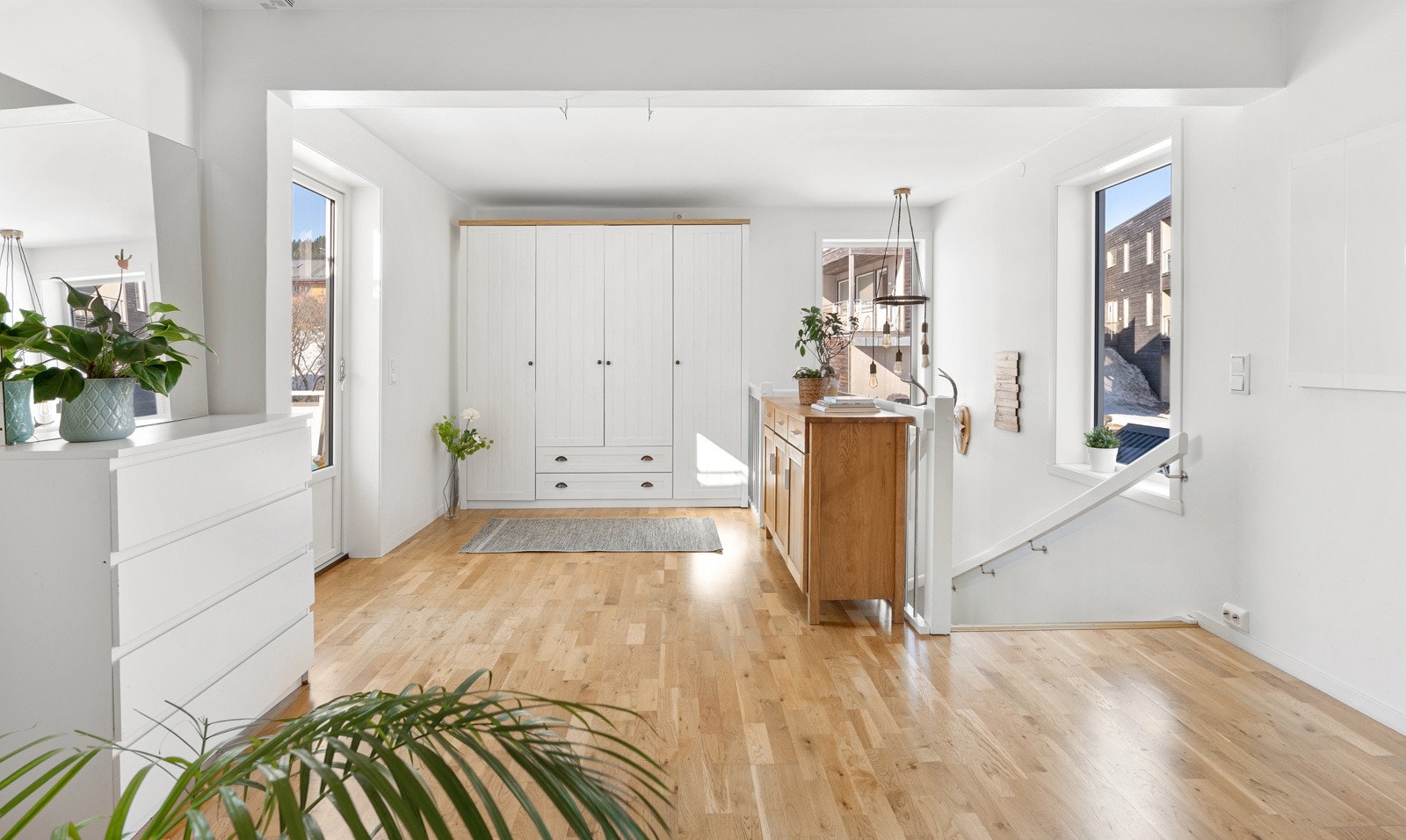 Velkommen inn! Stor og lys gang med god plass til oppbevaring. Galleribilde