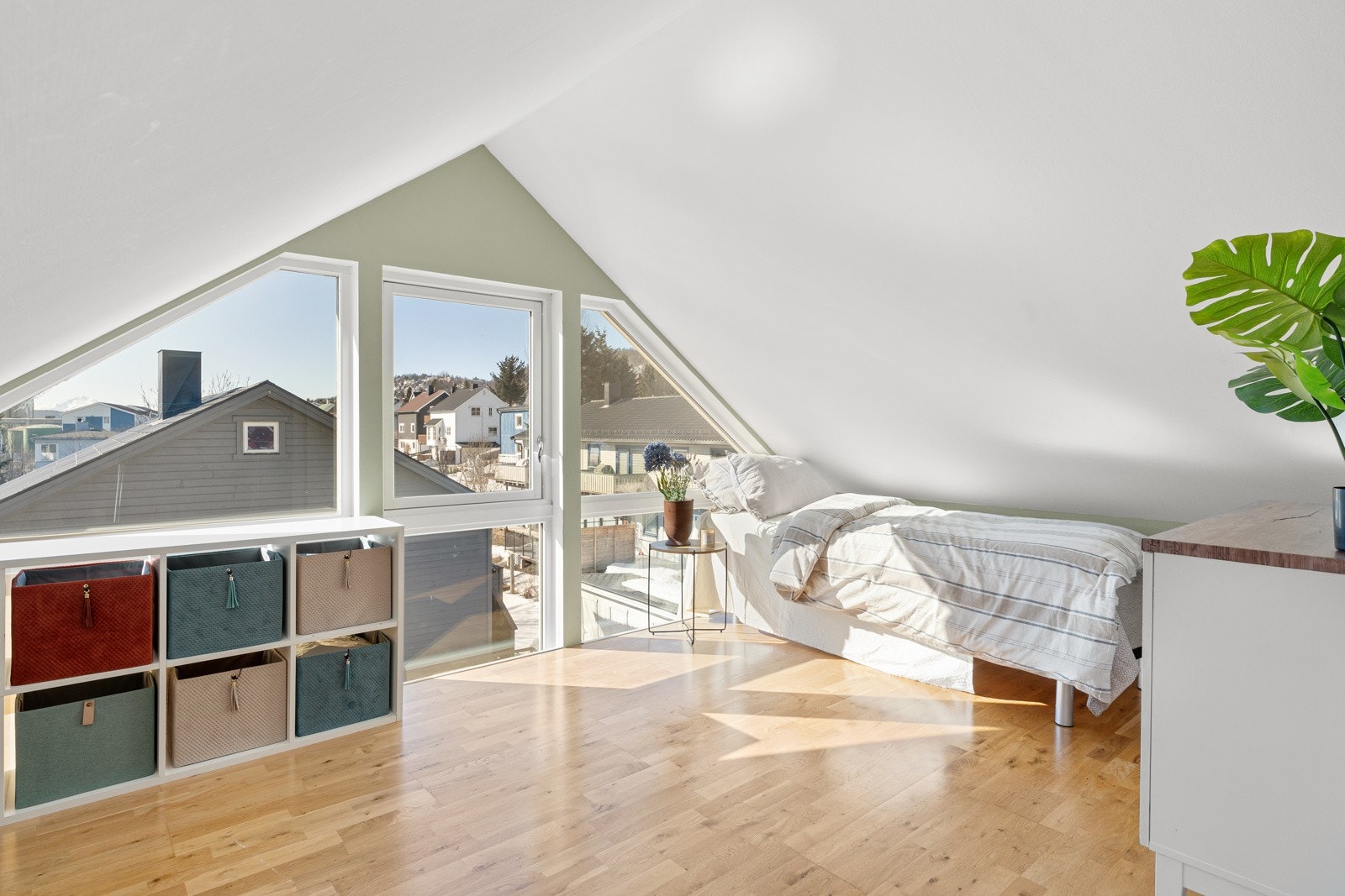 Velkommen opp i overetasjen! Her finner du ei stor og fin loftstue med stort potensiale til kontorløsnig og lekerom. Flott panoramautsikt mot sentrum. Galleribilde
