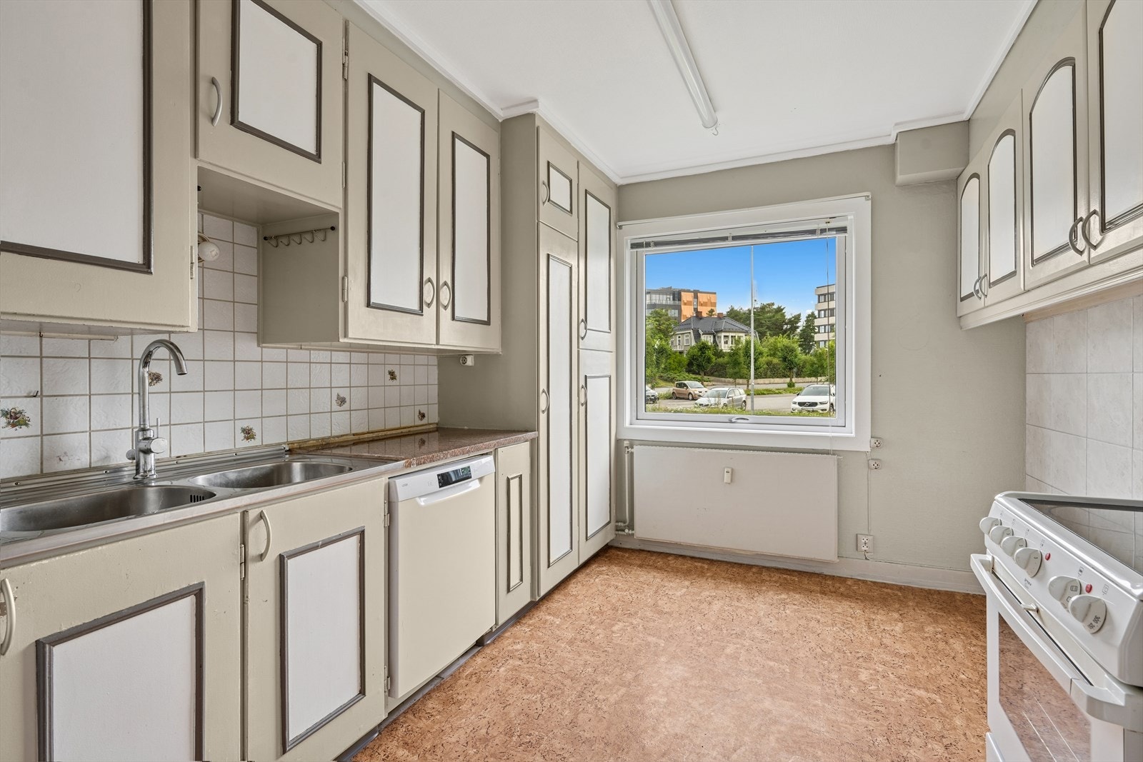 Eksisterende kjøkken eldre dato. Det er plass til spisebord i rommet Galleribilde