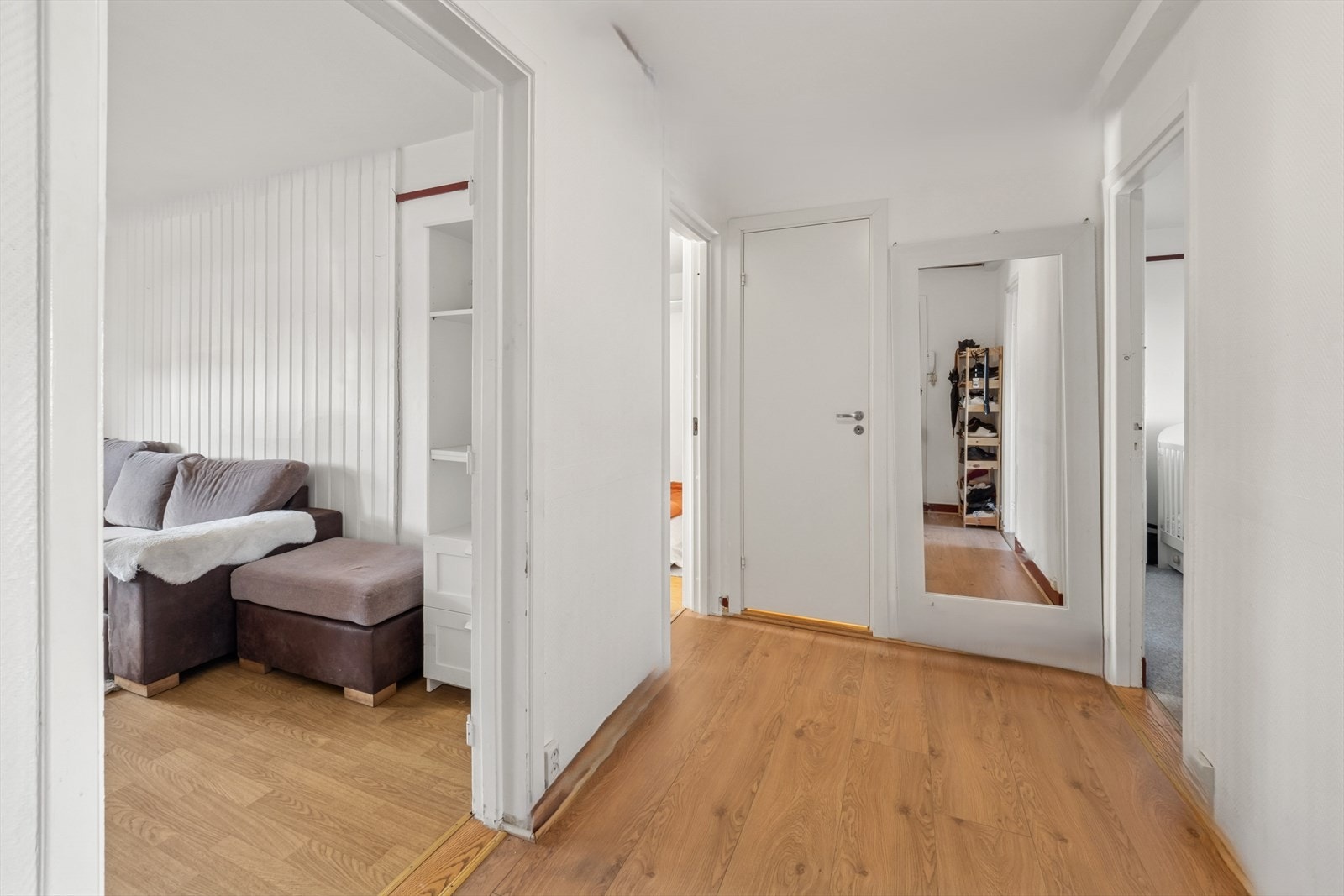 Gangen er romslig med stue til venstre og kjøkken til høyre Galleribilde