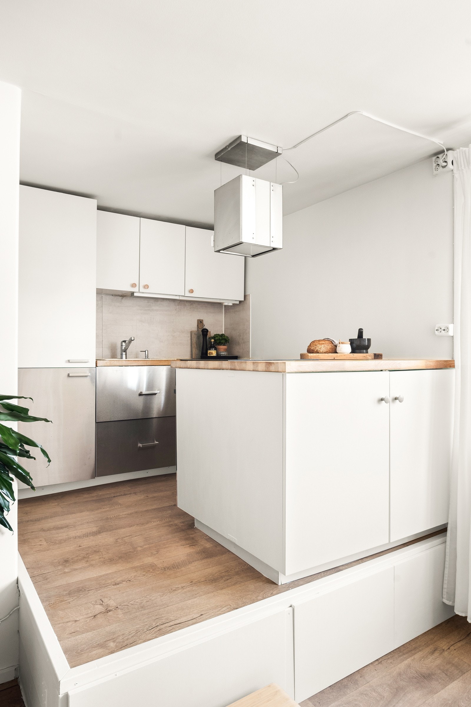 Kjøkkenet byr videre på godt med skap- og benkeplass samt en praktisk kjøkkenøy med platetopp og ovn, som videre byr på ytterligere skapplass, også på baksiden. Kjøkkenet er bygget på en høyde med lagring under. Galleribilde