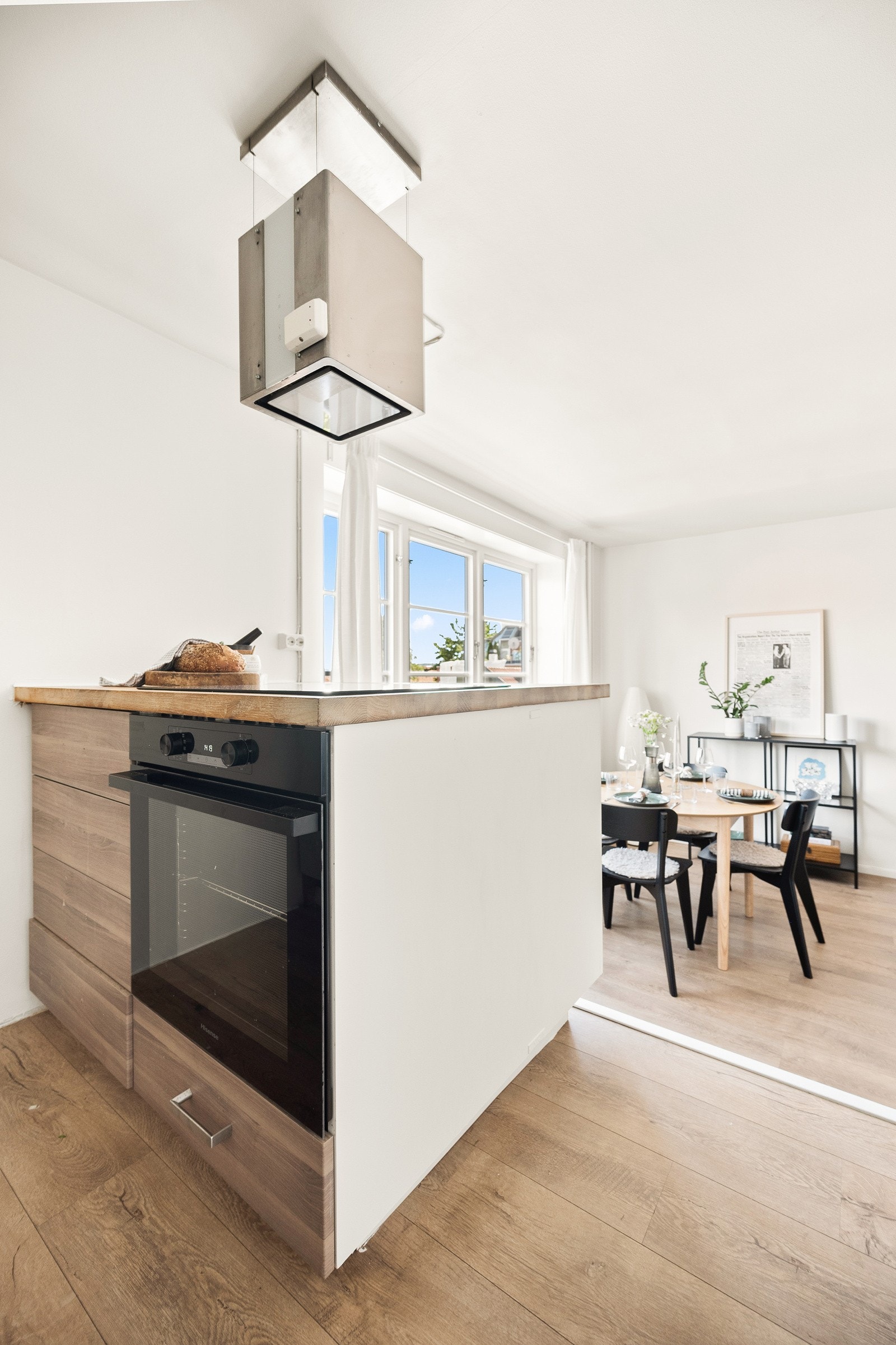 Integrert i innredningen er kjøleskap og fryser, komfyr, platetopp og oppvaskmaskin. Det er kjøkkenventilator med kullfilter. Galleribilde