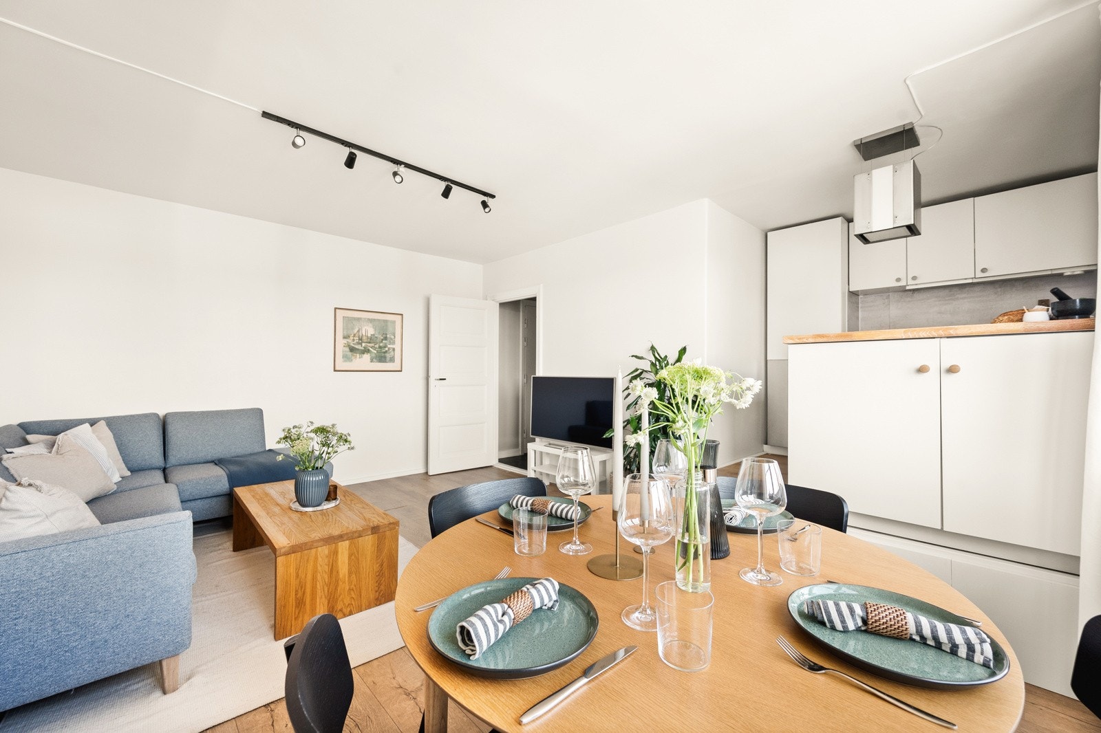 Det er god plass til stor sofagruppe i tillegg til spisegruppe. Galleribilde