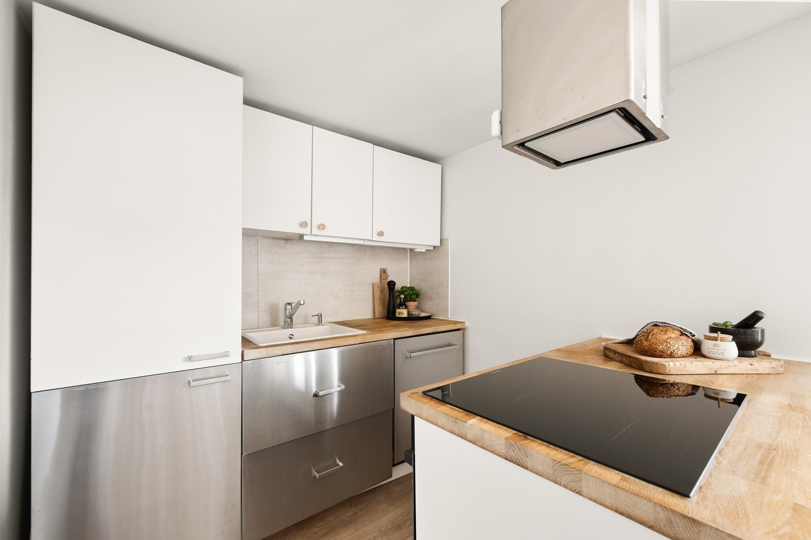 Tidløs kjøkkeninnredning fra IKEA, ny fra 2016. Innredningen har glatte, malte fronter og benkeplate av heltre. Galleribilde