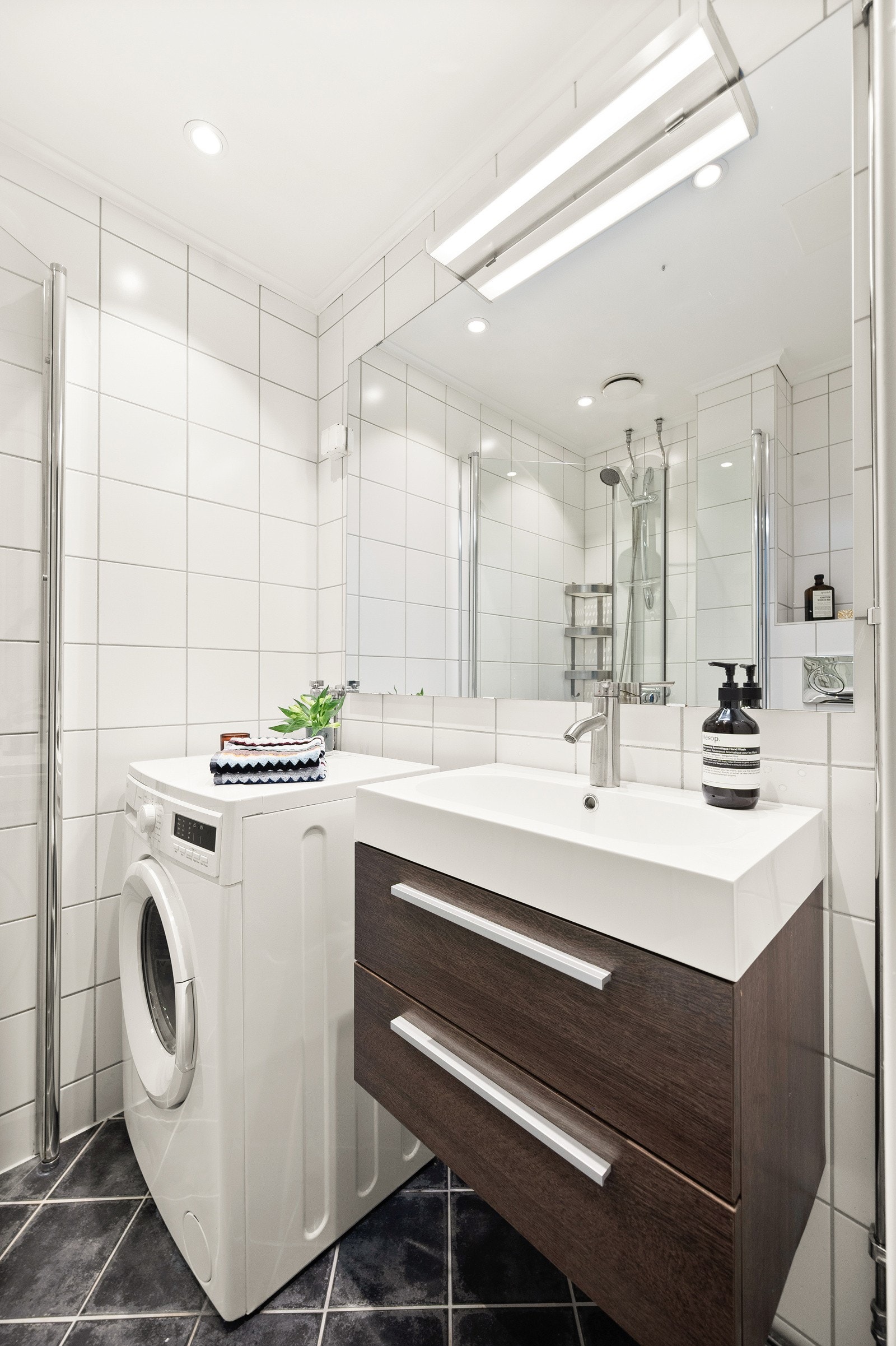 Badet har flislagte vegger og gulv, og malte plater i himling med downlights. Badet har naturlig ventilasjon, med luftehull i dør for lufttilførsel. Varmekabler i gulv. Galleribilde
