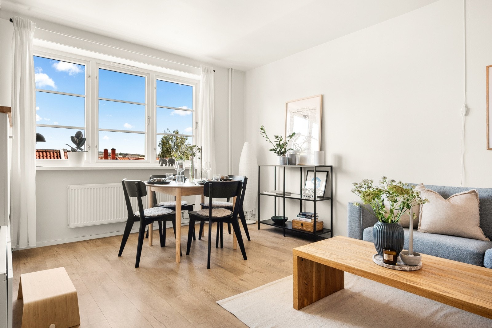 Godt med lysinnslipp gjennom stor vindusflate - i tillegg til nydelig utsyn over trehusbebyggelse. Galleribilde