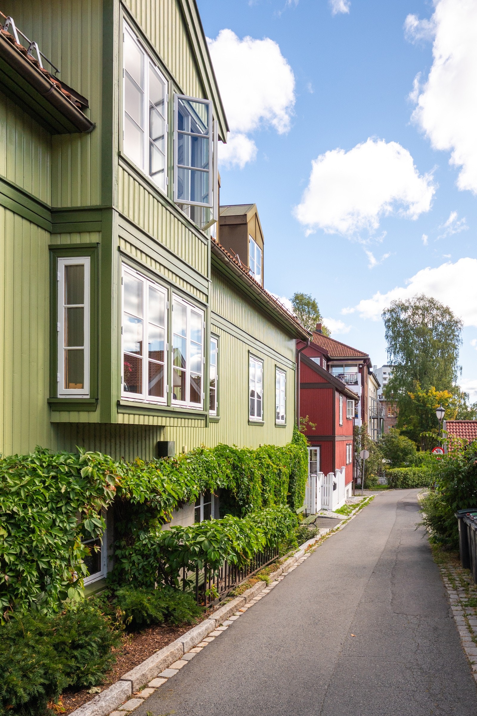 Området byr på nydelig tur-området, og kort vei ned til Akerselva med Wallmans og Mølleparken og videre kort vei til Grünerløkka. Galleribilde