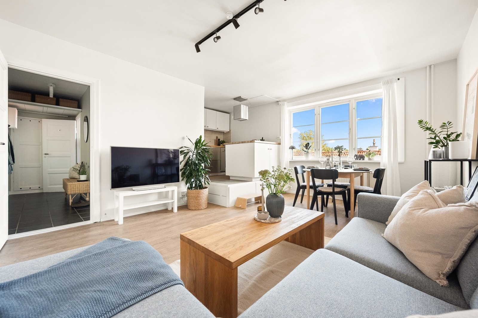 Boligen fremstår lys og luftig med store vindusflater og god takhøyde opp mot 2.52m. Galleribilde