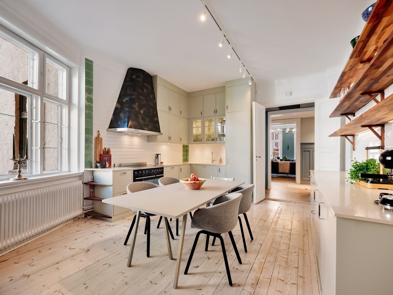Kjøkken og hvitevarer er fra 2015. Integrert i kjøkkeninnredningen er oppvaskmaskin, fryseskap og hel kjøleskap. Det er tilpasset Smeg komfyr med 2 stk. stekeovner og induksjon platetopp. Galleribilde