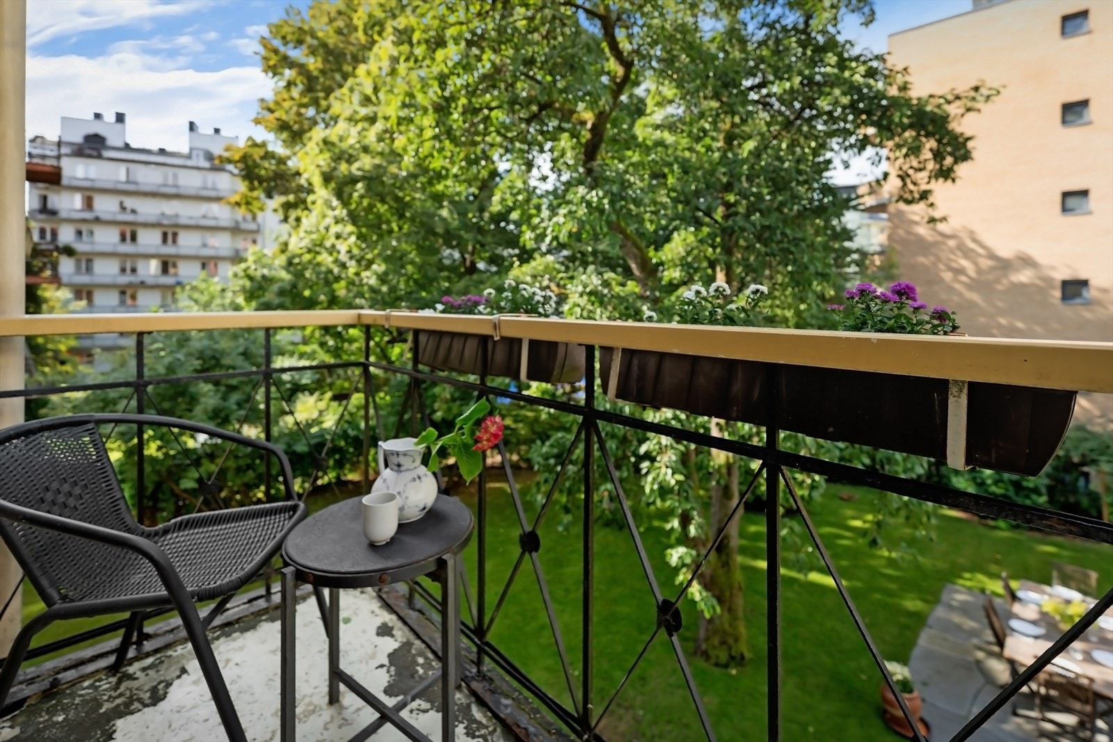 Felles balkong, via baktrapp, mot bakgård. Galleribilde