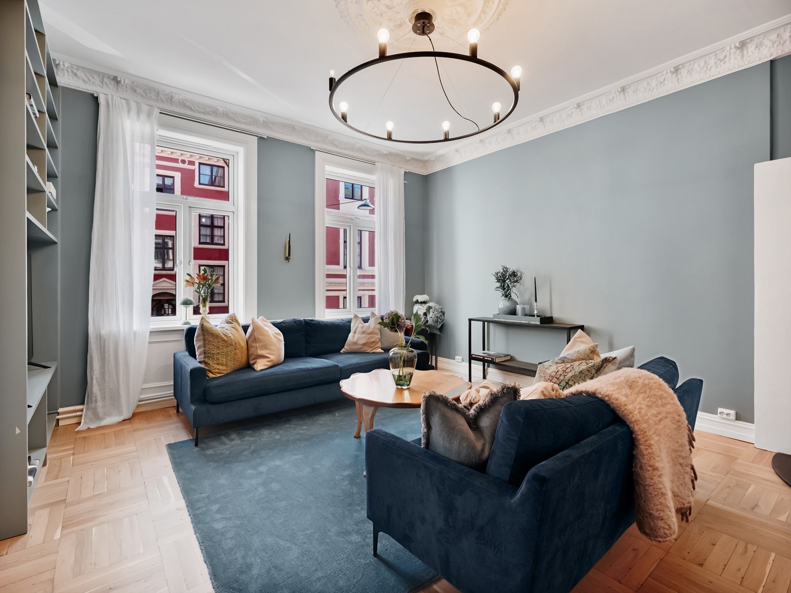 Stuen har en generøs takhøyde på 3,08m, her også med stukkatur og rosett i taket. Galleribilde