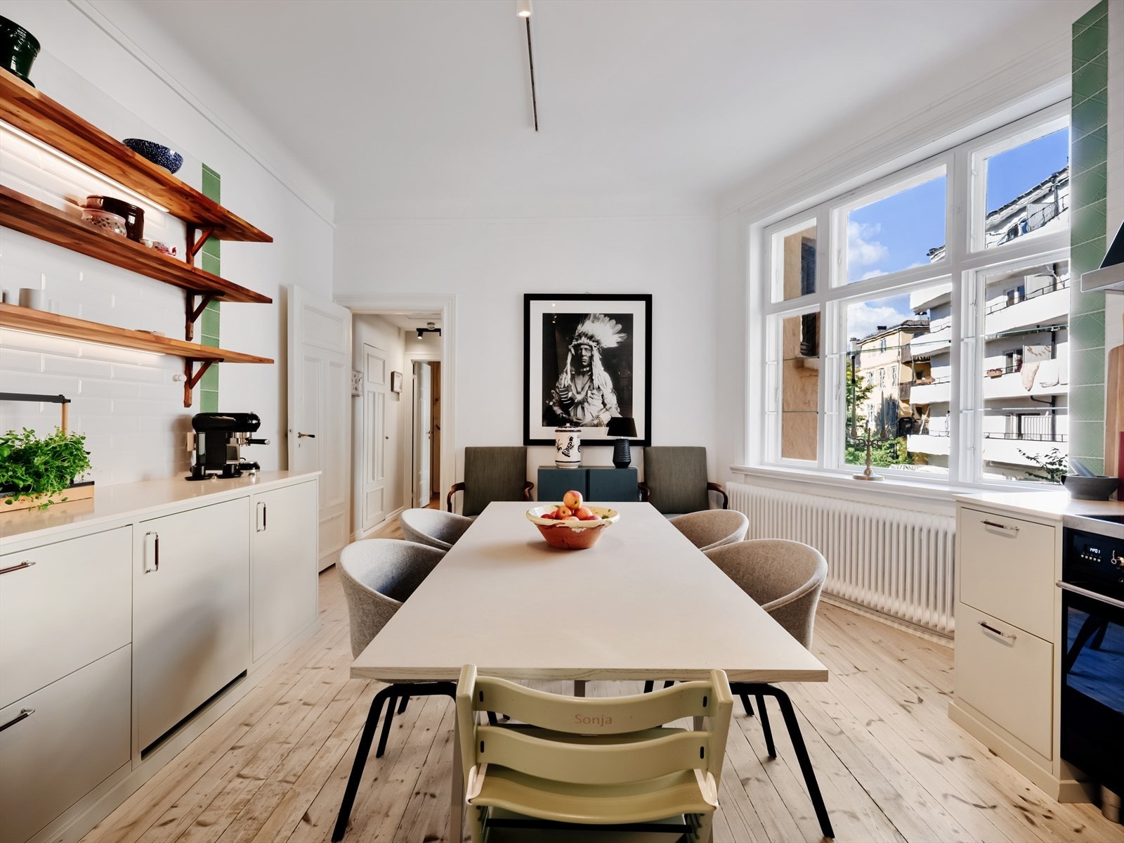 Kjøkkenet er romslig, med god plass til spisebord og tilhørende møblement. Rommet er det perfekte samlingspunktet i leiligheten. Galleribilde