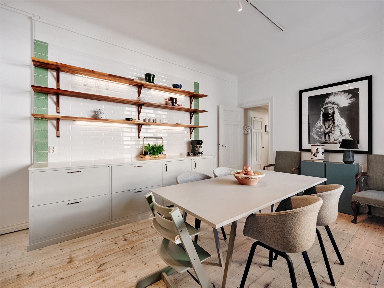 Godt med skapplass og oppbevaringsmuligheter. Galleribilde