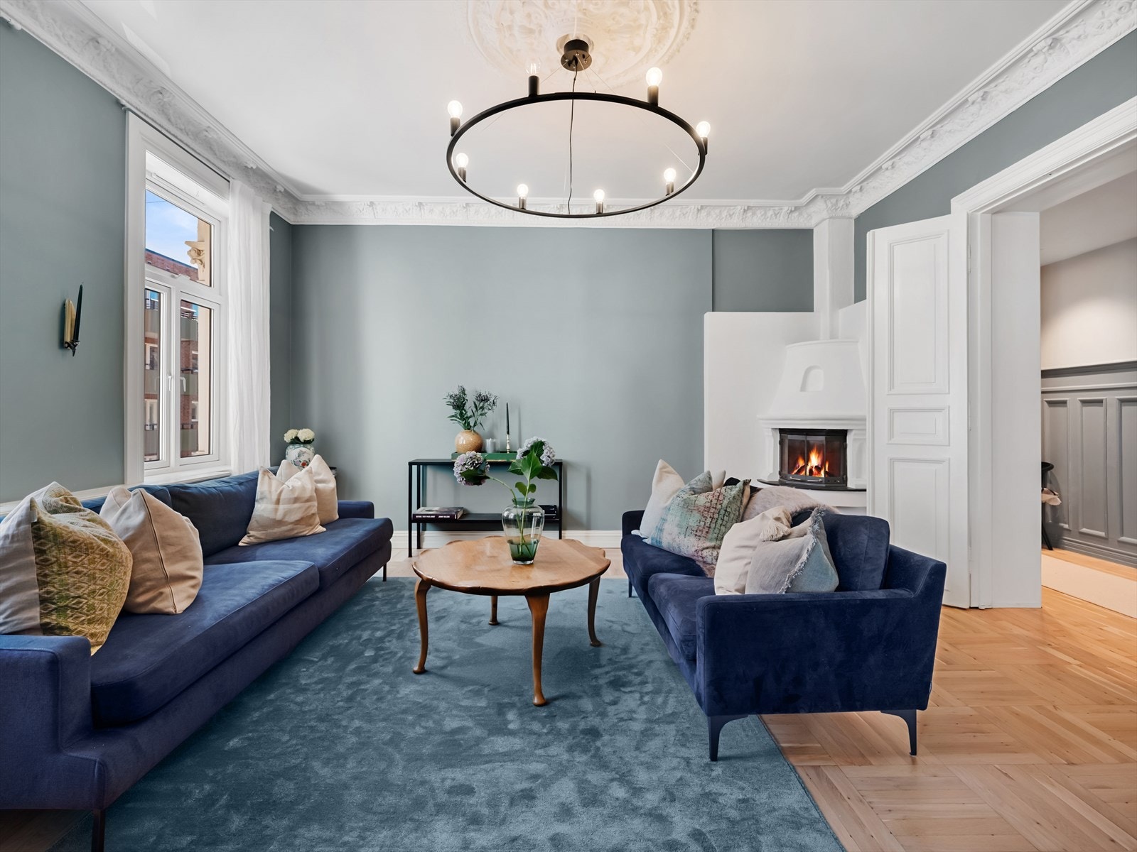 Store vindusflater slipper inn rikelig med naturlig lys. Galleribilde