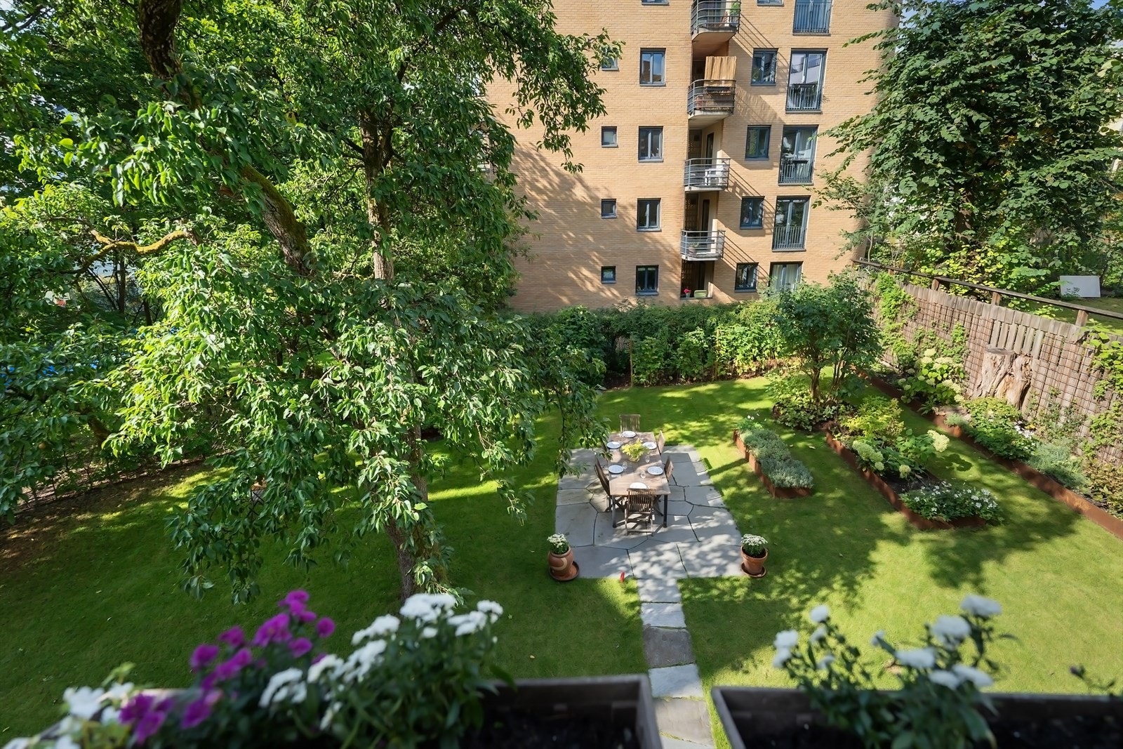 En svært attraktiv 6-roms selveierleilighet beliggende stille og tilbaketrukket til, i rolig sidegate fra Bogstadveien, på Majorstuen. Galleribilde