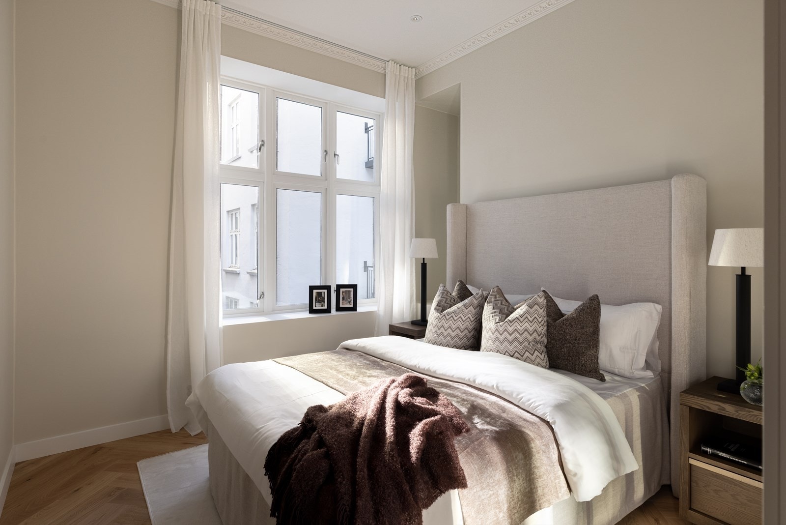 Soverom av god størrelse som vender mot stille bakgård. Legg merke til nisje i vegg mot vindu. Galleribilde