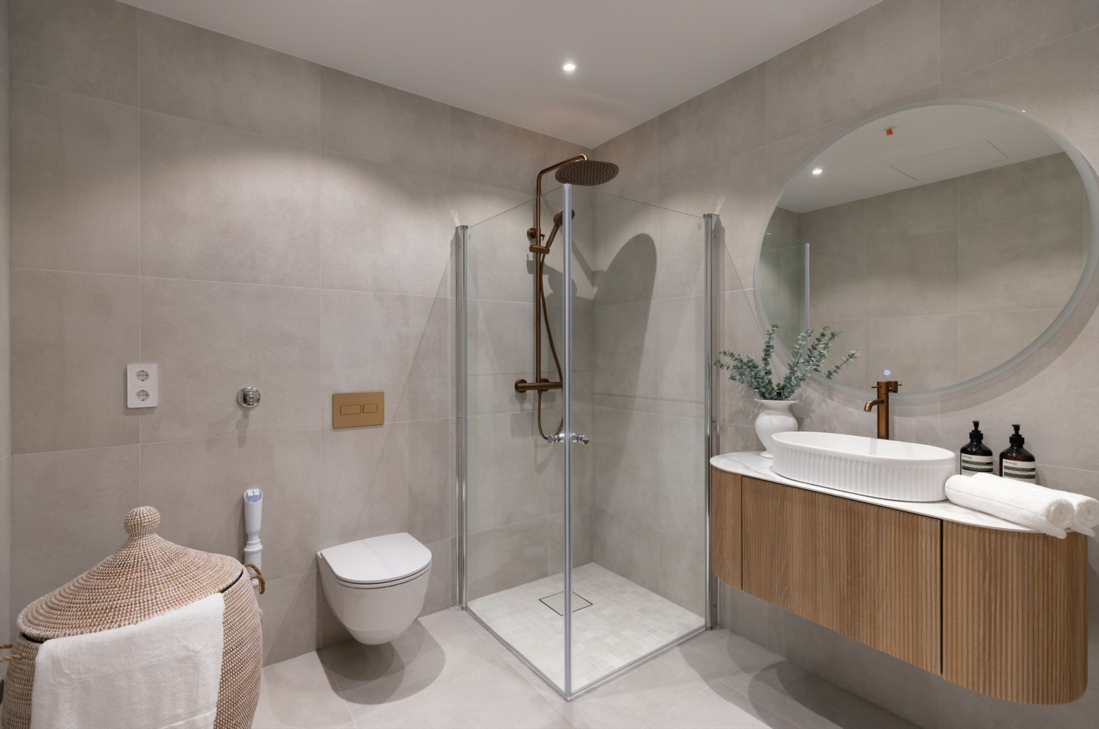 Rålekkert baderom med fliser og innredning av høy kvalitet. Opplegg for vaskemaskin. Galleribilde