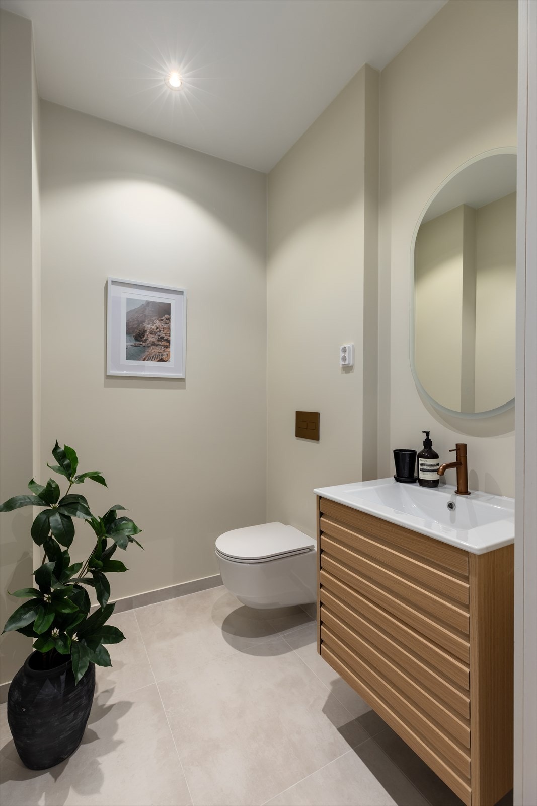 Flott toalettrom. Galleribilde