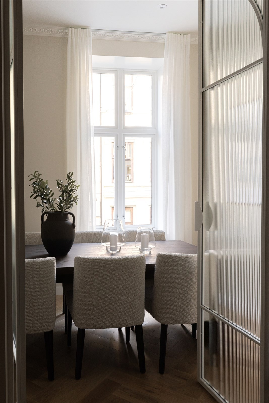 Legg merke til de rålekre dørene i hvitlakkert metall og rillet/blurret glass. Galleribilde