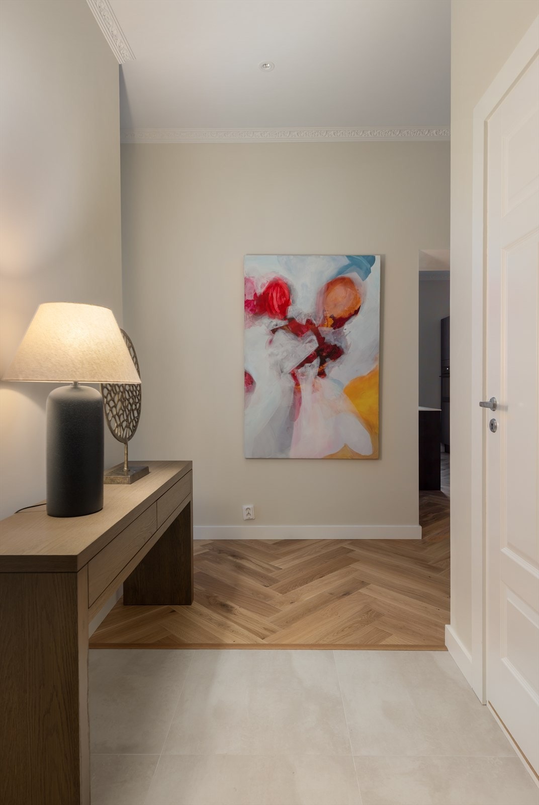 Rålekkert gulv i fiskebens utførelse, og flislagt gulv med varmekabler i entré. Galleribilde